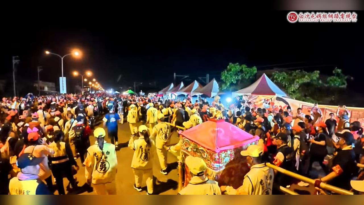 「粉紅超跑」深夜轟動啟程！白沙屯媽祖進香「8天7夜」萬人簇擁出發