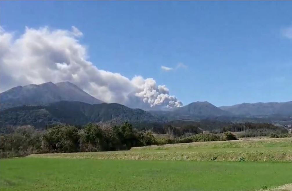 日本九州新燃岳火山噴發 65航班受影響取消