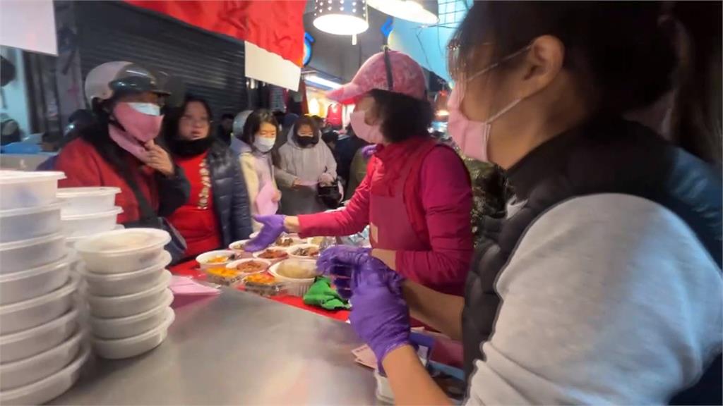 百元年菜現「貪食蛇」人潮　台中傳統市場小年夜湧採買潮