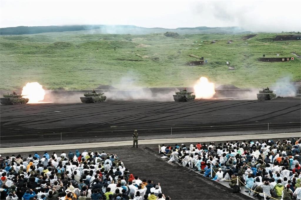 日本富士總火演首見25式滑空彈發射車　強化「反擊能力」布局