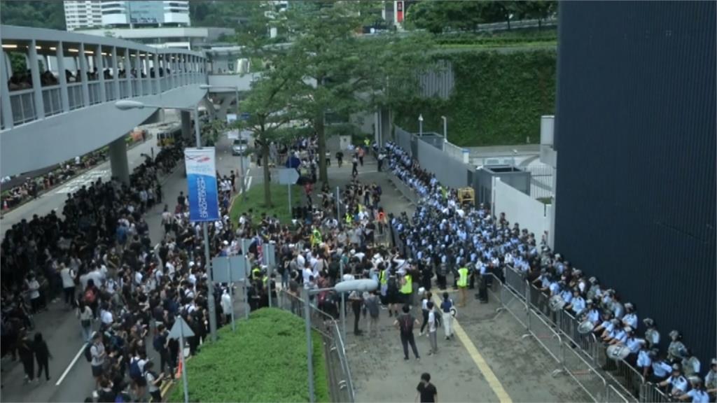 反逃犯條例二讀 香港民眾包圍立法會 罷工罷市