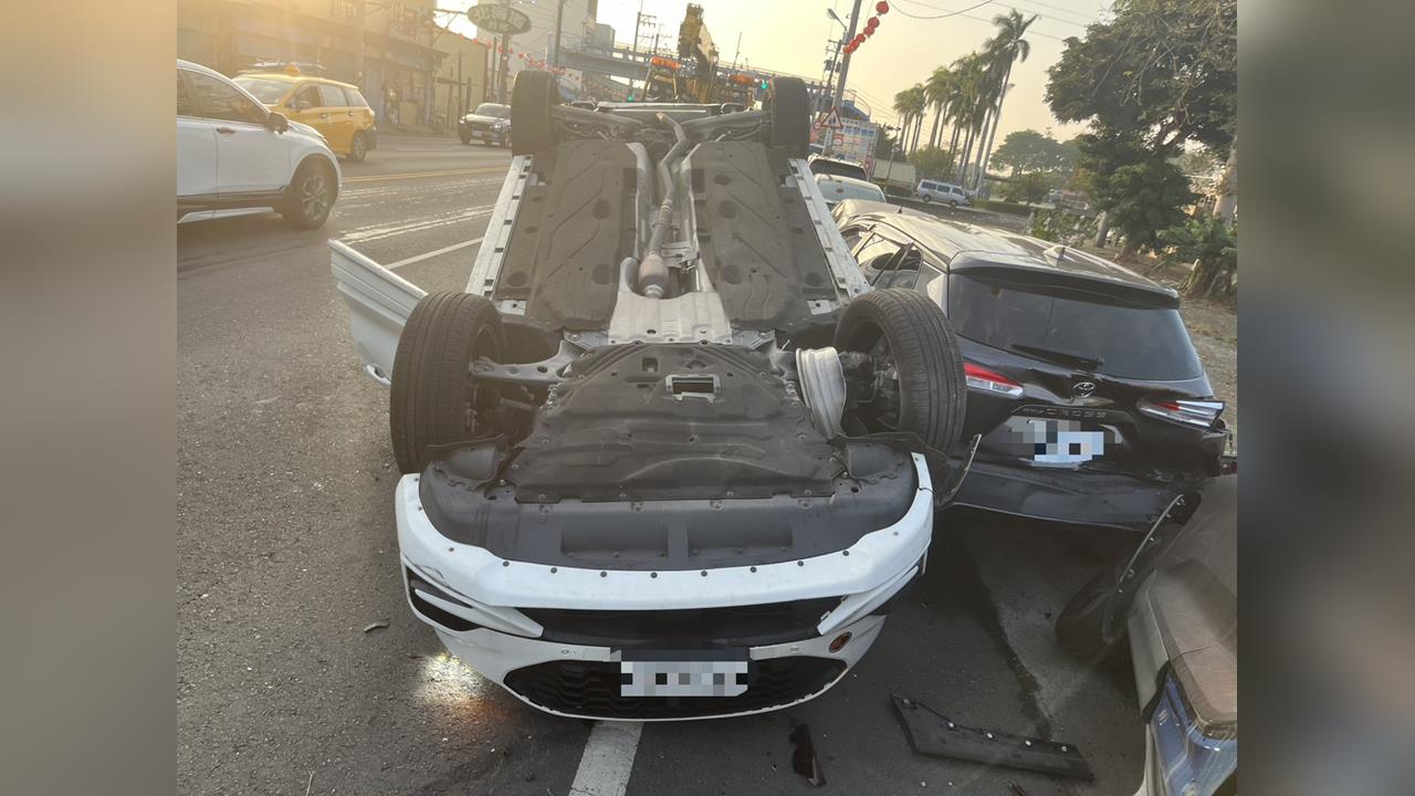 怎麼撞的？休旅車自撞連撞２車　車輛「騰空飛起」翻覆