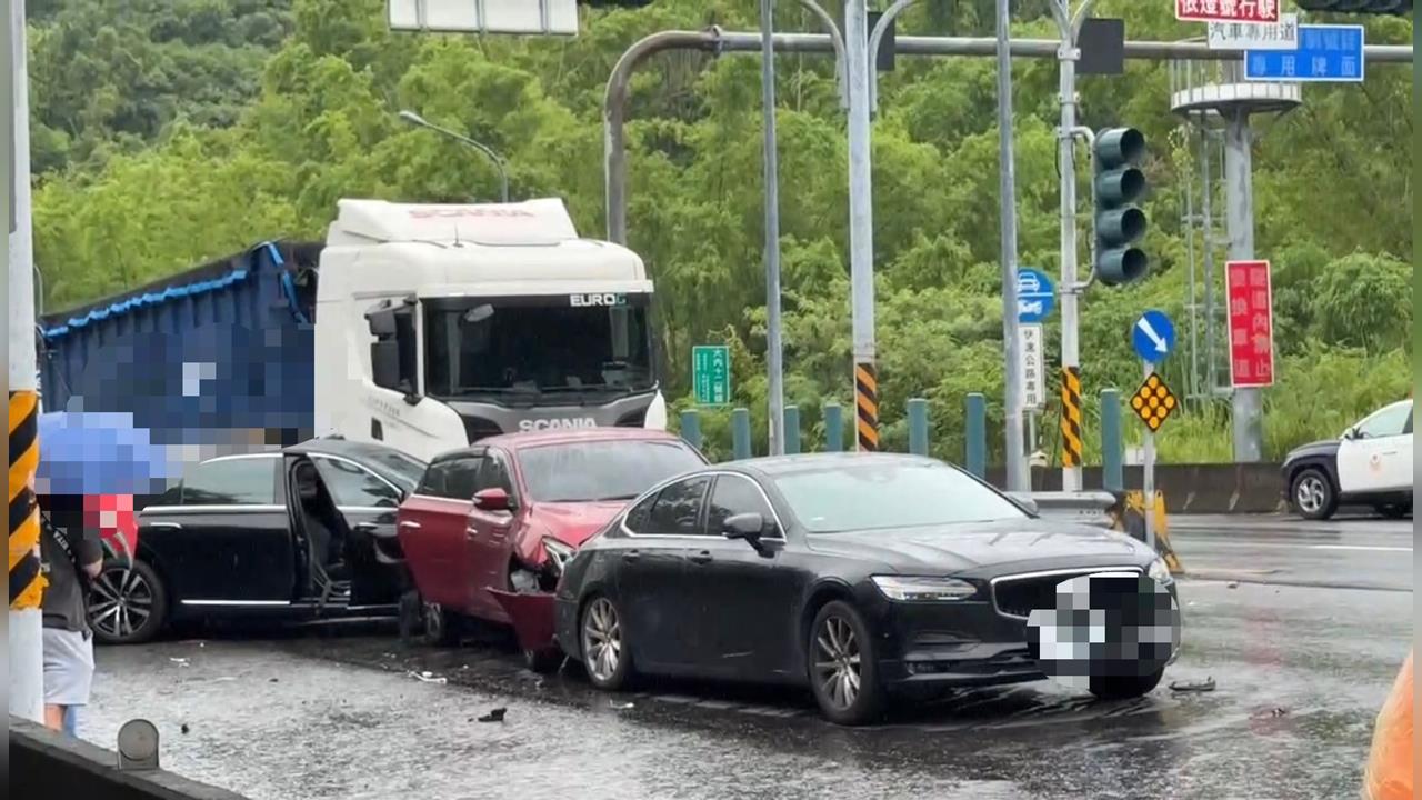 快新聞／天雨路滑釀10傷！台84大貨車「煞不住」撞4車　等紅燈慘成夾心餅