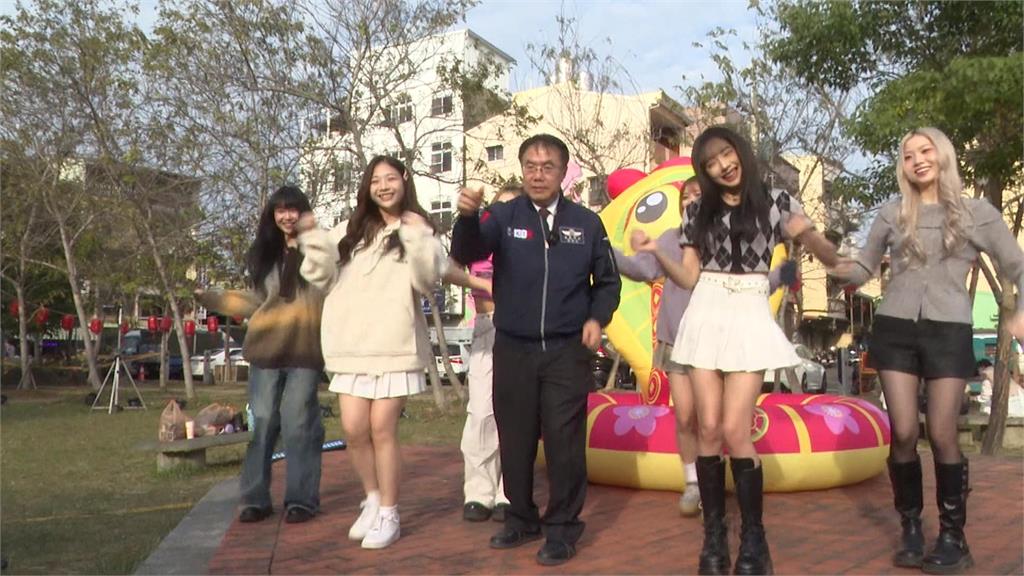 黃偉哲化身臺南嚮導　帶紫月光女團逛年貨大街.