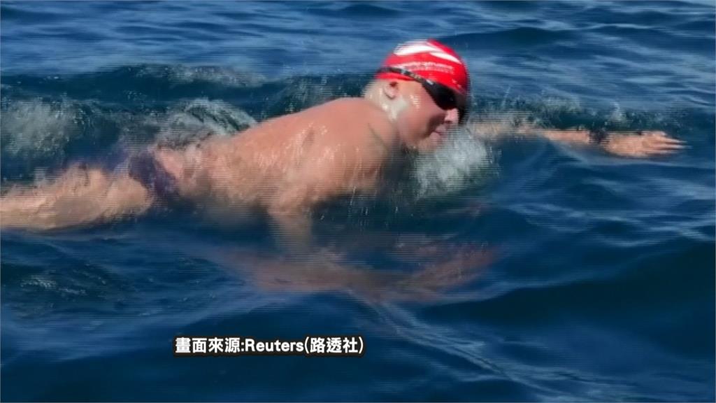 義大利泳將泳渡的的喀喀湖　完成20km創舉
