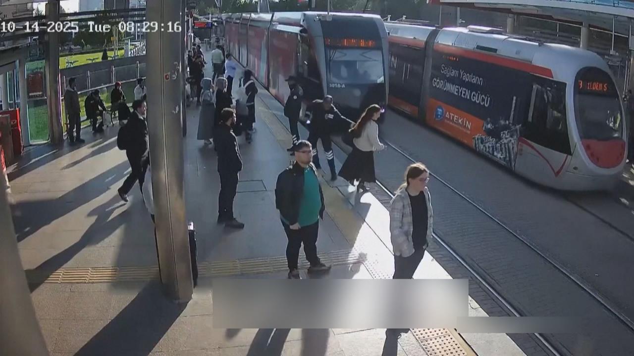 驚險!土耳其女闖電車鐵軌險被撞 被保全緊急拉回月台