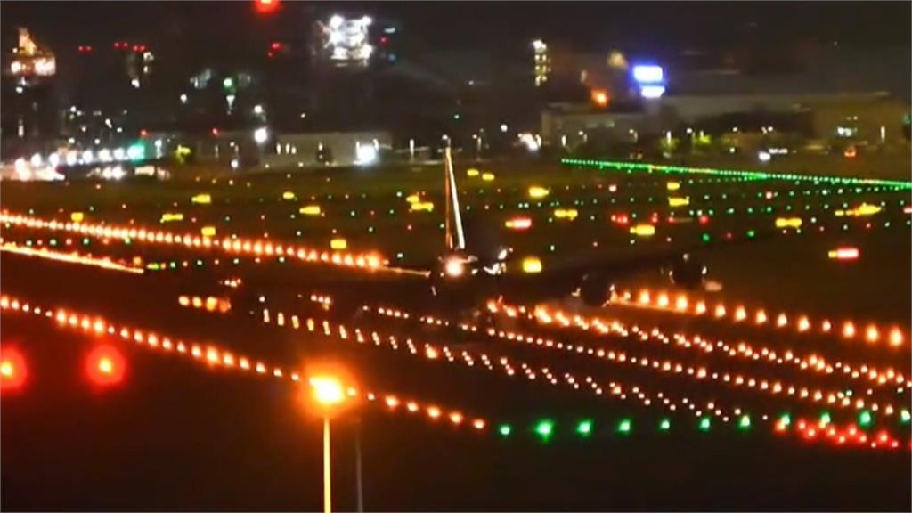 驚險！波音747貨機降落桃機　「發動機擦撞跑道」竄火光