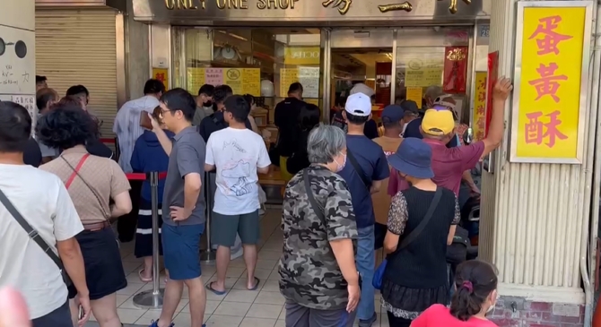 頂著３６度高溫老翁排買蛋黃酥　醒來後拒絕送醫　堅持繼續排隊