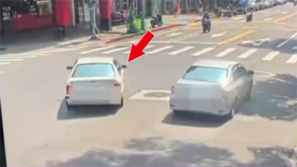 三寶左轉撞飛騎士又波及母子　下車竟先看自己的車