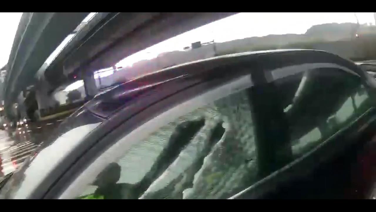 形跡可疑！新莊轎車拒檢逃逸自撞　乘客、駕駛棄車分頭落跑