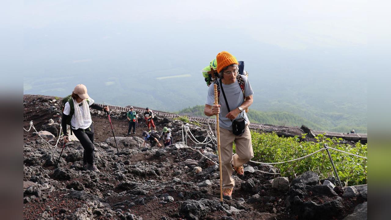 富士山登山季人潮湧山頭　高齡者激增！９９歲登山客跌傷