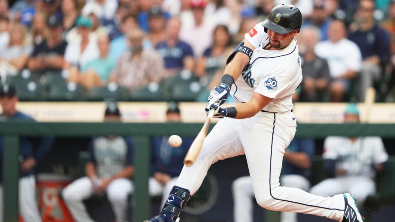 MLB(影)／超低角彈指曲球照拉出牆！水手勞雷「連4打席開轟」近7場打擊率破三成
