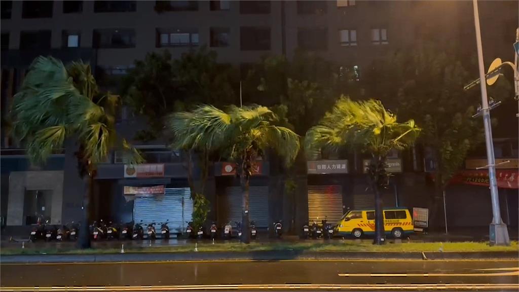 台中烏日區路樹橫躺馬路　4員警「冒雨鋸樹」民眾點讚：最帥F4