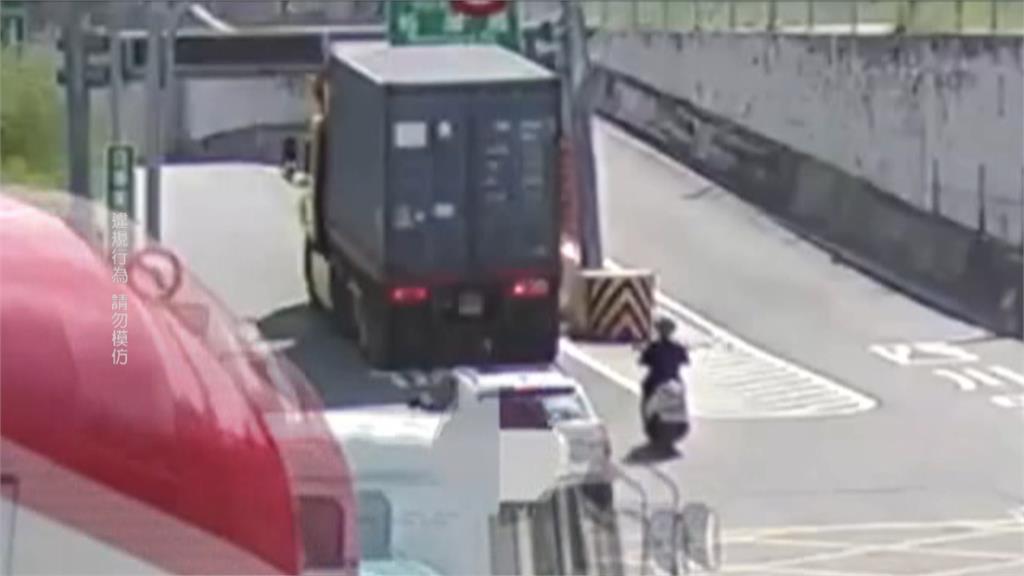 別太「低估」自己！　貨櫃車未注意限高撞歪限高架