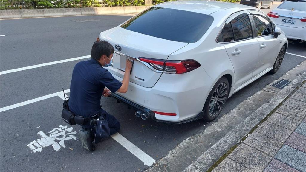 <em>改裝車</em>掛偽車牌巷弄亂竄　桃警攔截圍捕火速逮人