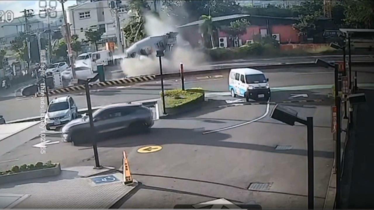屏東恆春特斯拉高速追撞水泥預拌車 波及四貼機車 釀成1死7傷