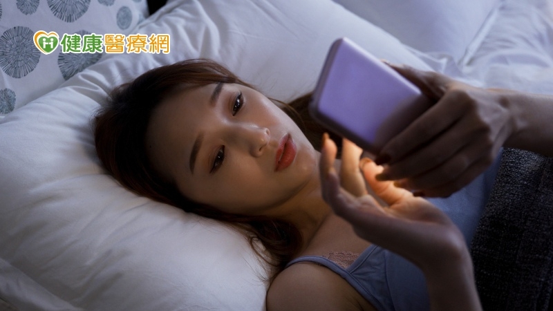 半夜滑手機傷眼又傷肝　4個穴道按一按輕鬆養生