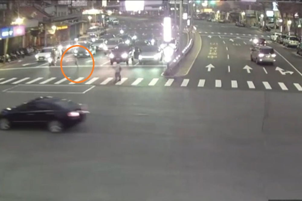 父親暴怒違停路口涉棄幼童 警已蒐證並將依法嚴辦