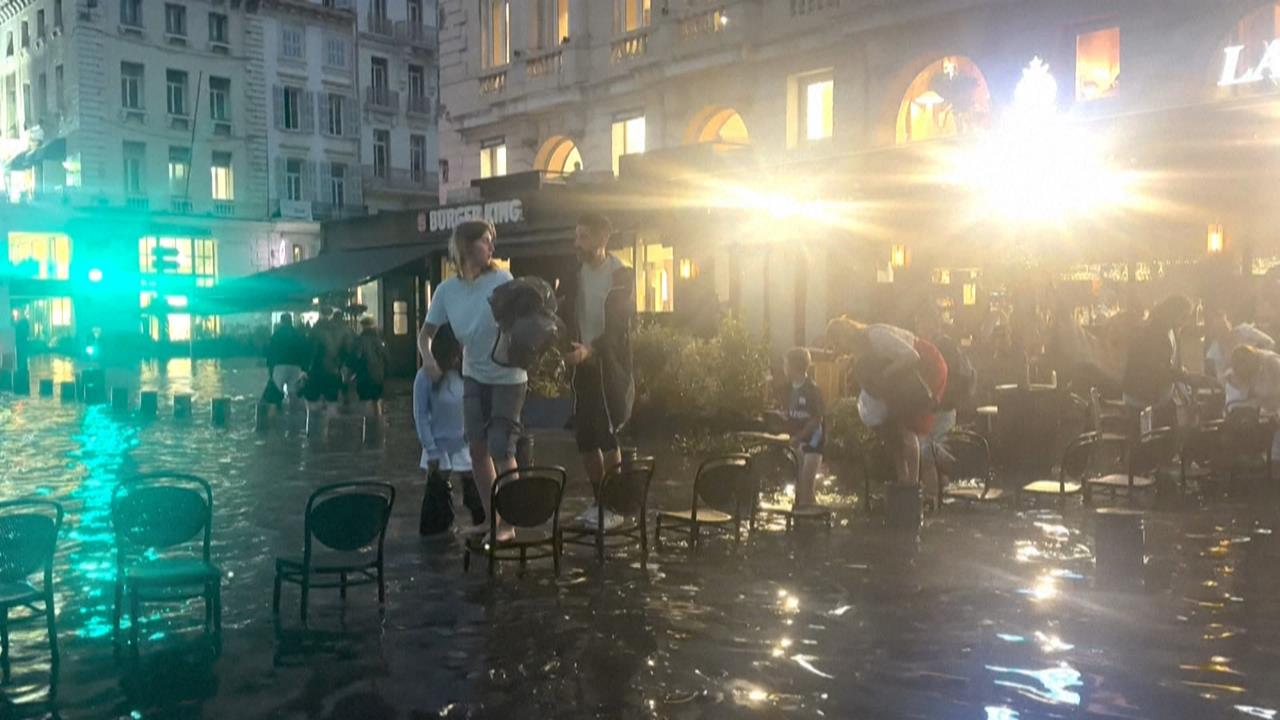 法國馬賽暴雨淹大水！　萬戶停電、足球賽被迫延期