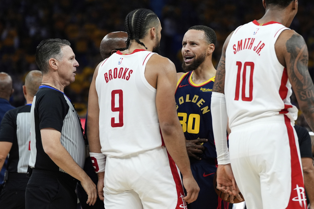 NBA(影)／勇士火箭火爆激戰！上半場「大場面」不斷　柯瑞也被吹T