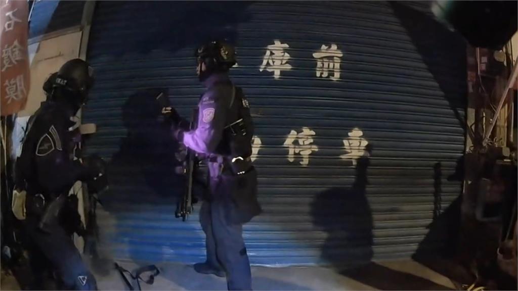 警破門攻堅抄賭場　賭客措手不及共逮捕55人