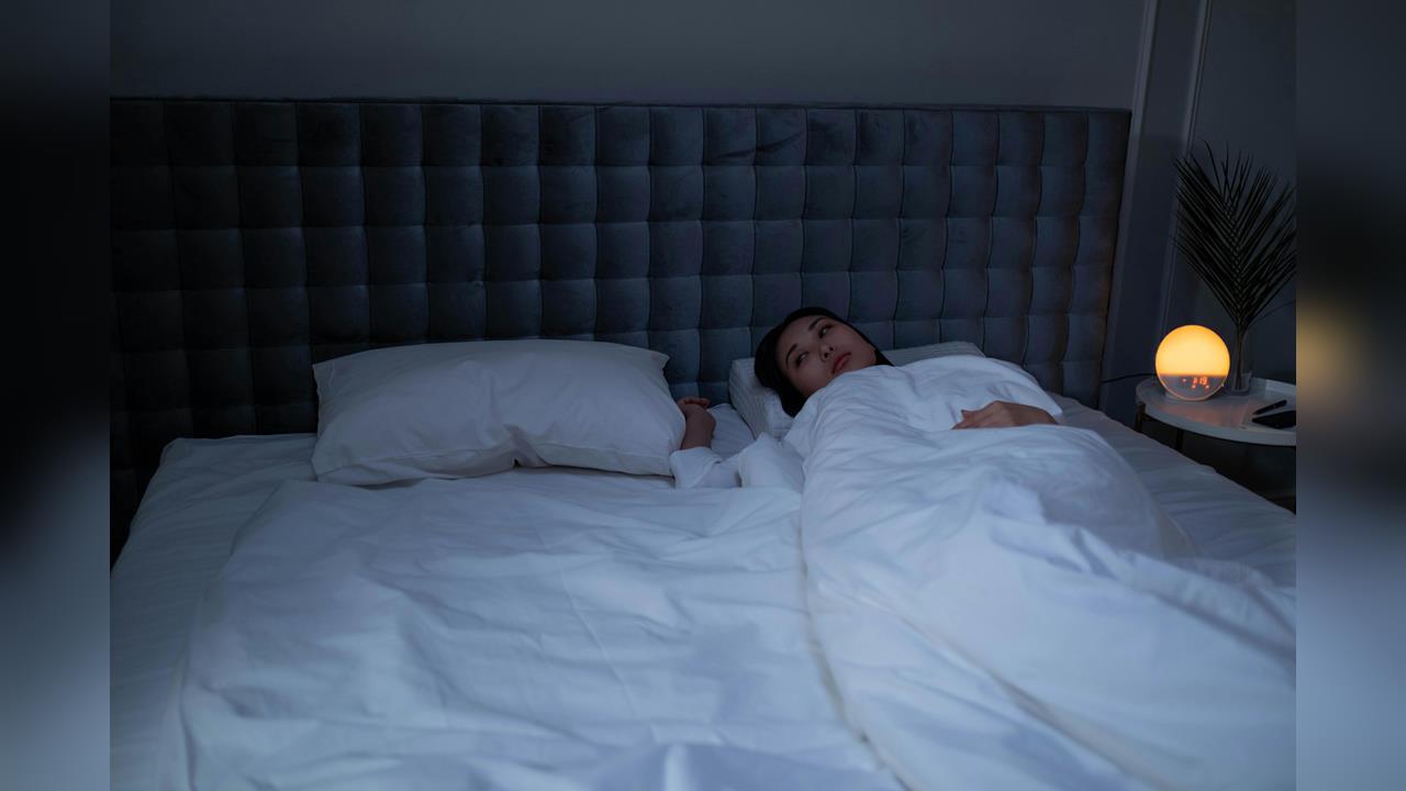 失眠不只是壓力大或想太多？最新研究曝「大腦關機關鍵」：生理時鐘延遲