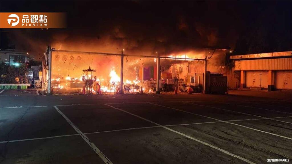 基隆果菜市場土地公廟深夜大火!烈焰燃燒全都燒光