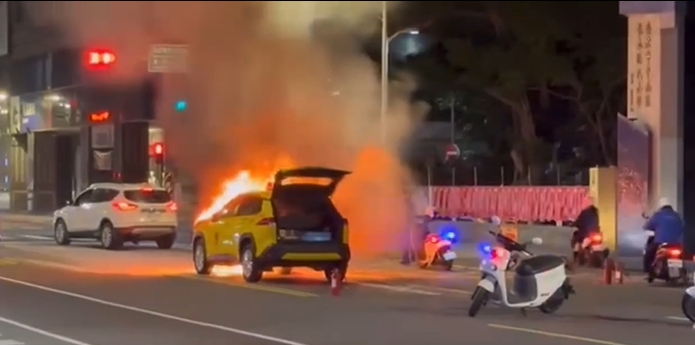 快新聞／北市長春國賓影城前「火燒車」　濃煙密布街頭畫面曝光