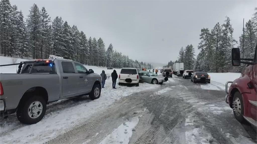 暴風雪襲美北奧勒岡州　公路100輛車連環撞