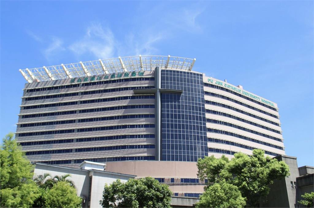 名醫看診看一半「美工刀襲來」診間濺血! 輔大醫院曝最新傷勢