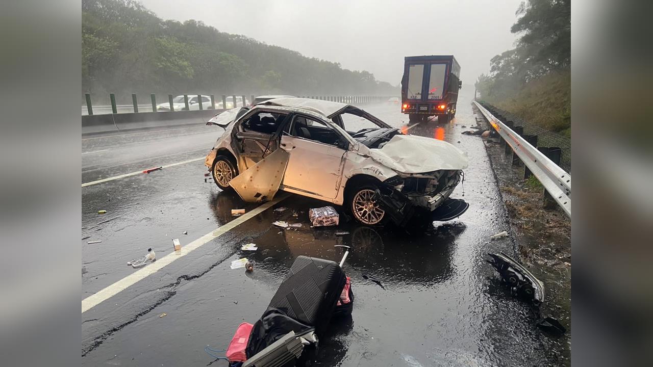 快新聞/苗栗國3死亡車禍!小客車自撞護欄 豪雨釀「2死1傷」