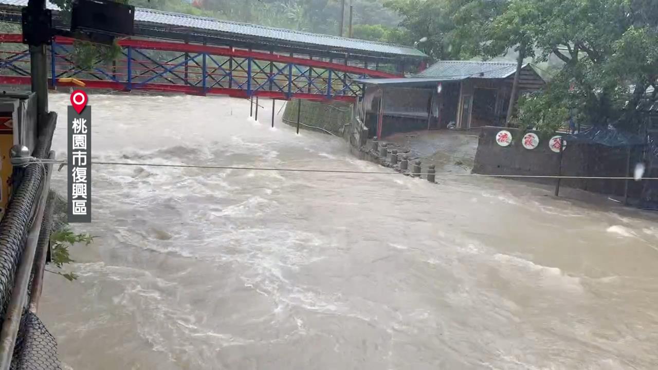 湍急水勢廚房可見! 桃園復興區溪水暴漲 急撤近20戶
