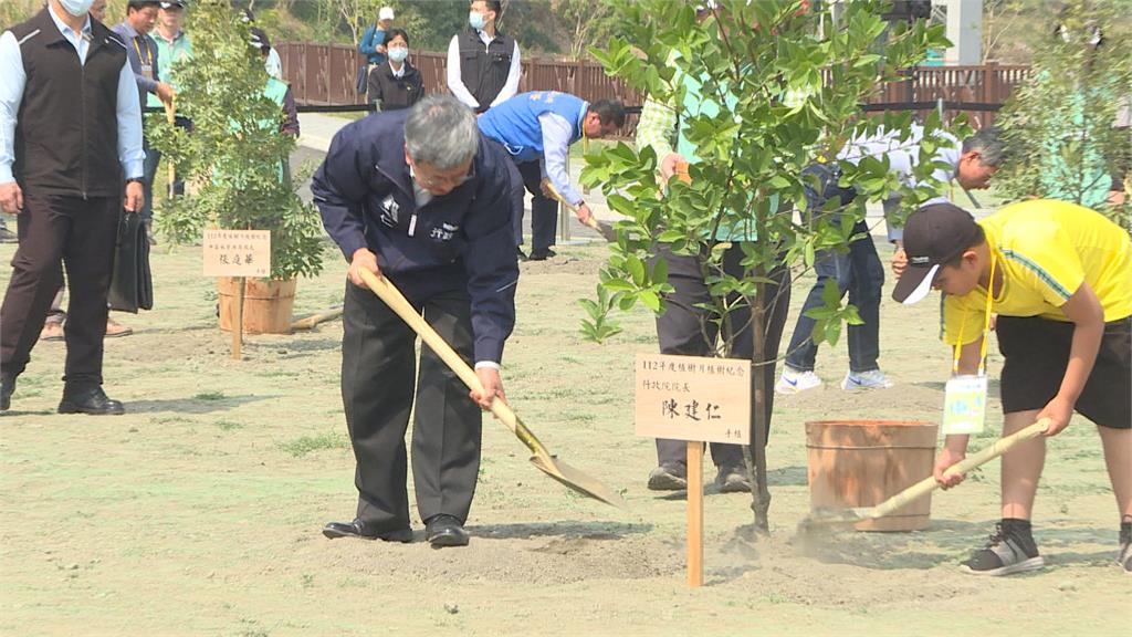 經典賽離東京剩一步　蔡總統高舉手臂替台灣隊加油