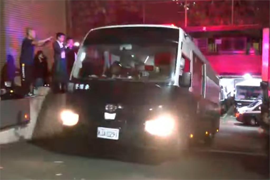 快新聞／柯文哲等4人囚車出發！　深夜01:08抵達台北看守所