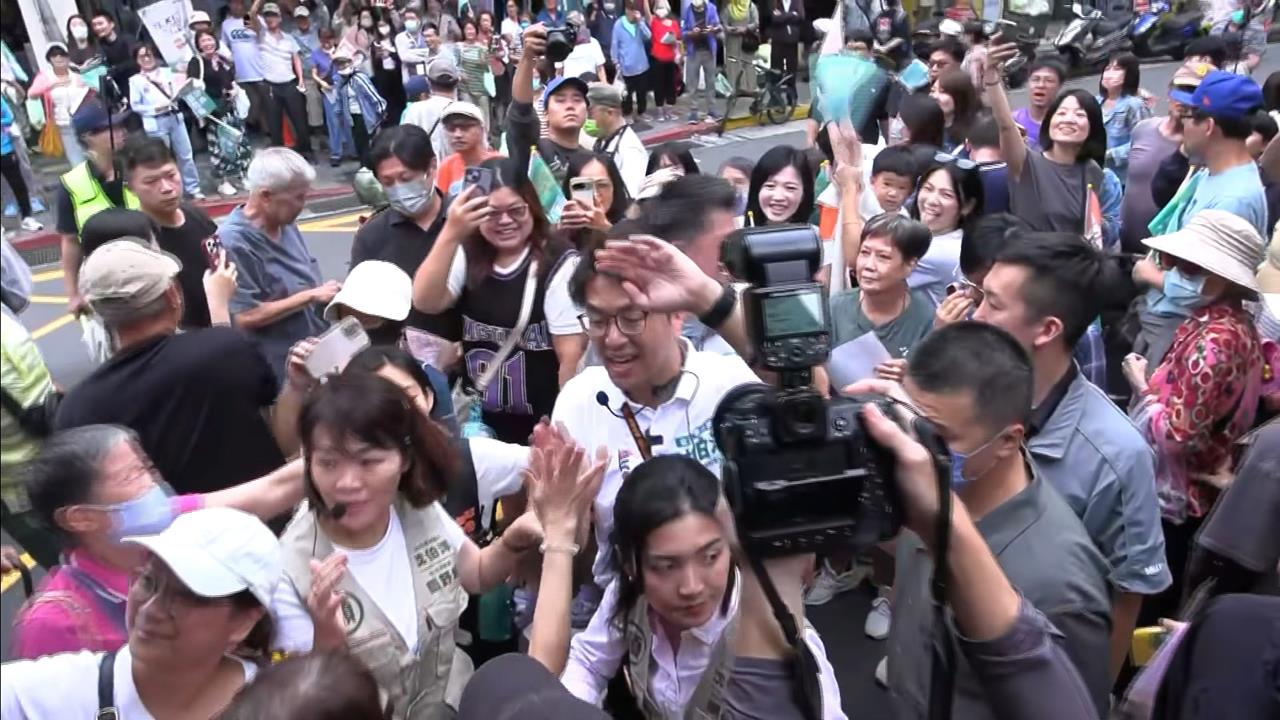 「洋流」破圈深藍選區！　沈伯洋掃木柵市場上百人排隊