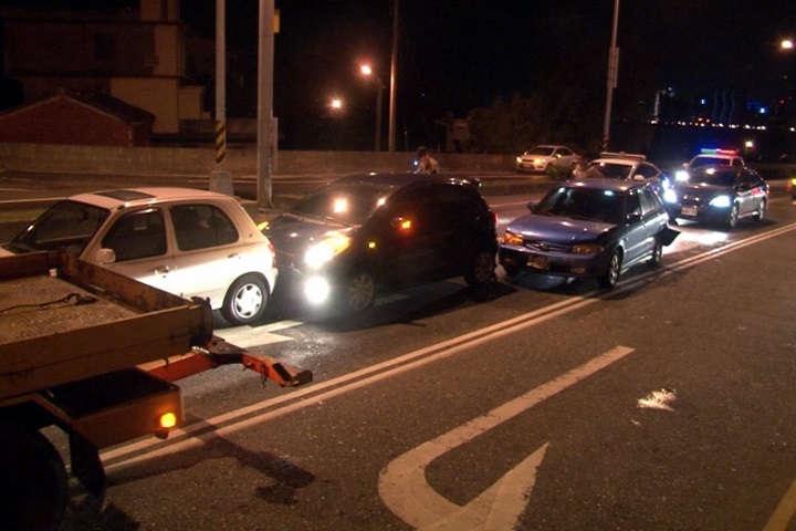 吊銷駕照還敢喝！男又酒駕一路撞4車