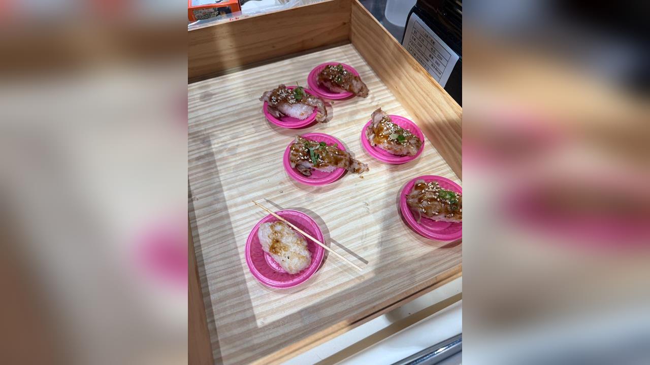 炙燒牛壽司免費吃！奧客「這樣做」　業者PO文：看到這幕心碎