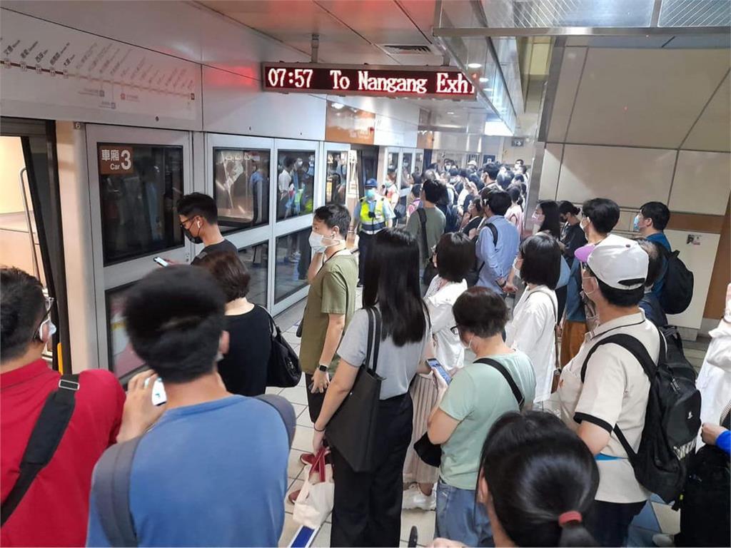 快新聞／北捷文湖線大直站「車廂冒煙」疏散150人　站長回報：有煙霧及焦味