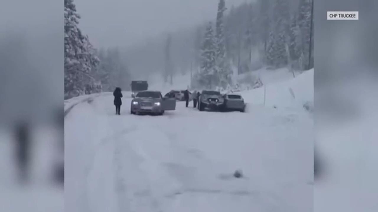 加州遭雨雪災夾擊「交通大亂」 山區車輛受雪困打滑