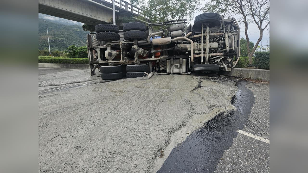 台九線瑞穗段混凝土車翻覆! 駕駛受困車內雙腿骨折
