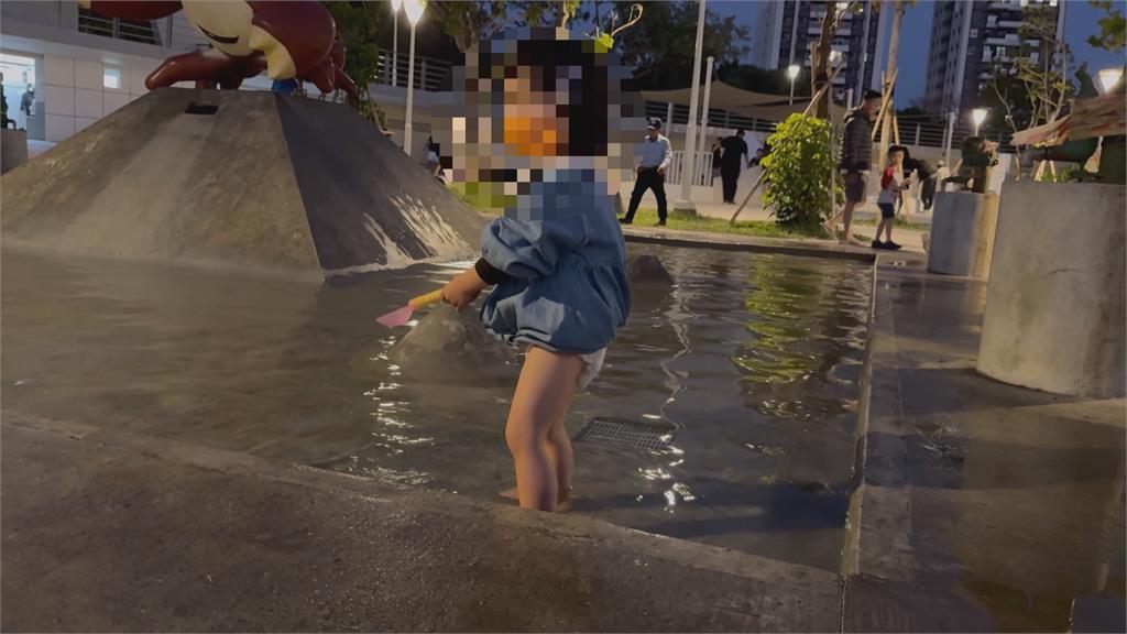 公園戲水池洗拖把！保全無視小孩正在玩水挨家長轟