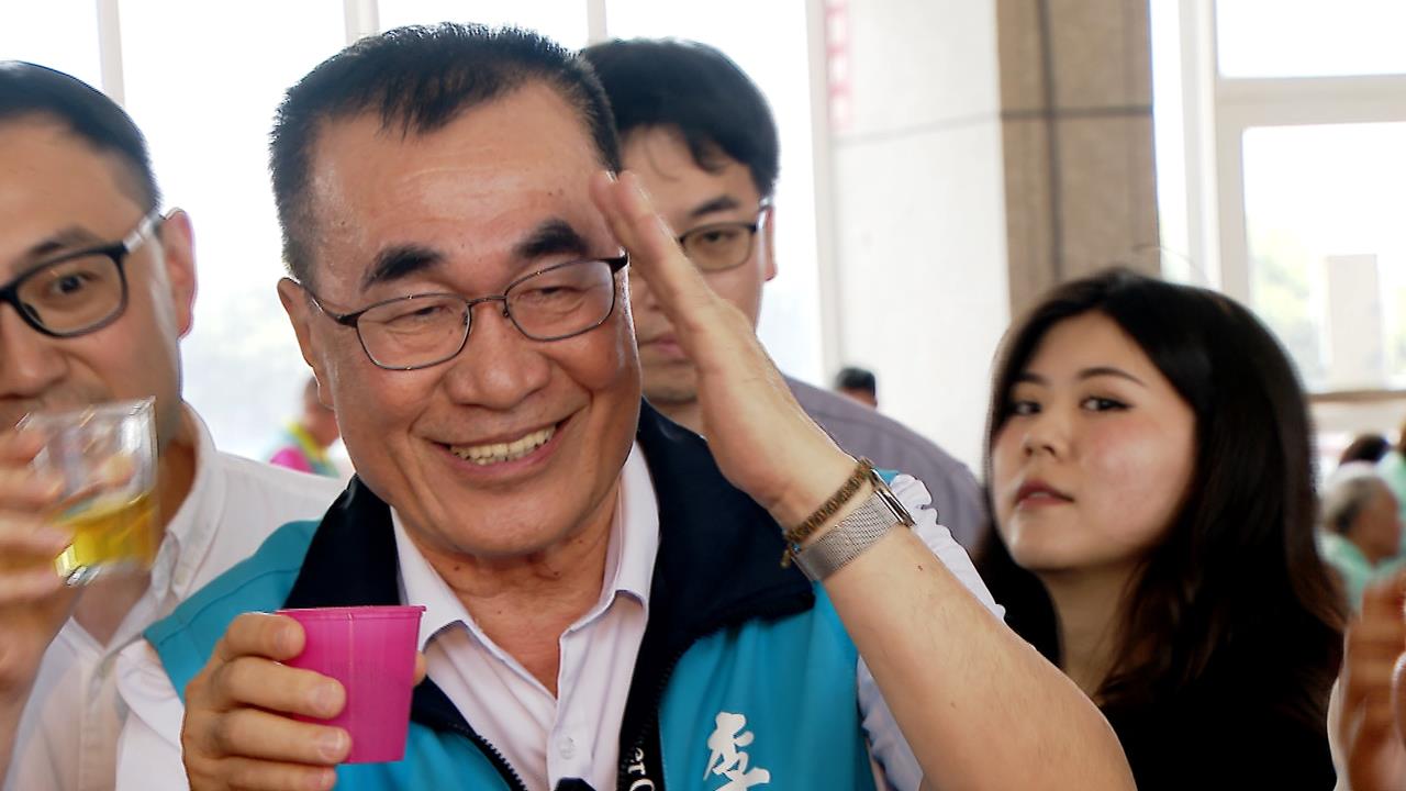 李四川喊路平燈亮水溝通破功？　何孟樺酸：臭彈仙