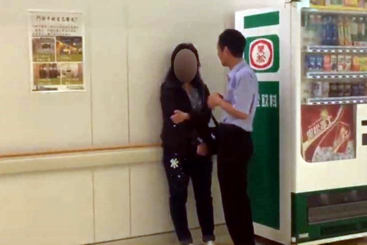 女警清槍誤擊  同仁右胸「卡彈」送醫