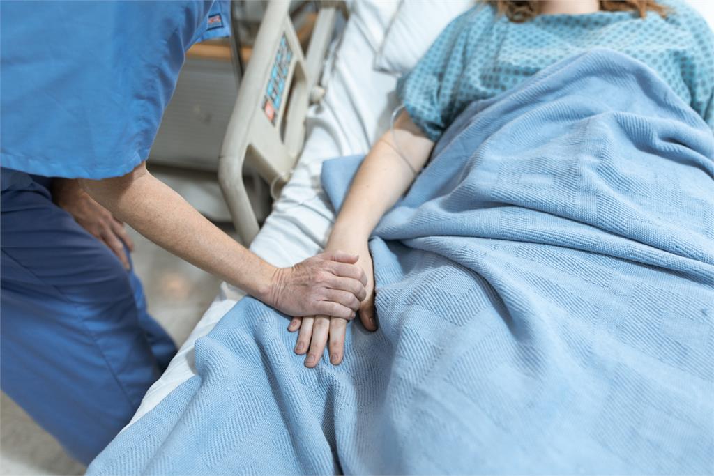 77歲老婦骨折！醫院下令「手術前禁食」卻狂拖延…空腹8天活活餓死