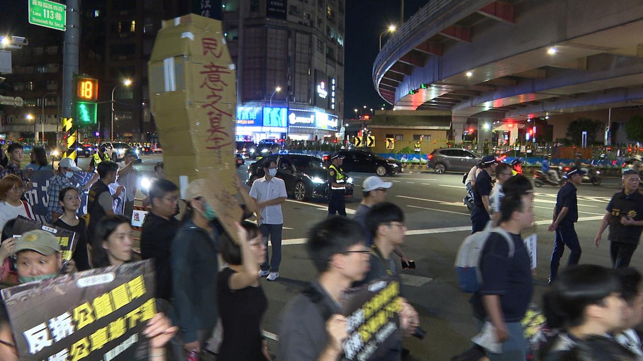 公館圓環開拆警民衝突「依法傳辦」　議員轟警雙標縱容黃國昌