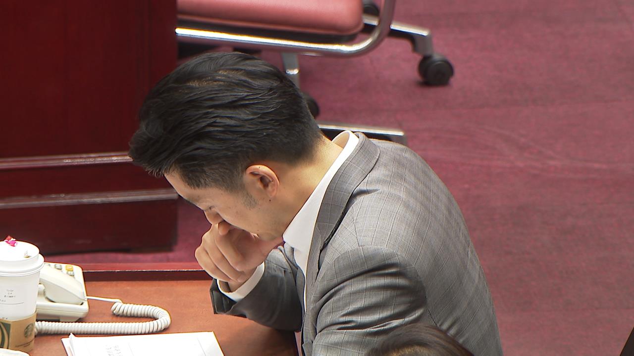 議員送山蘇盆栽諷水溝不清 蔣萬安未抬頭無視送禮