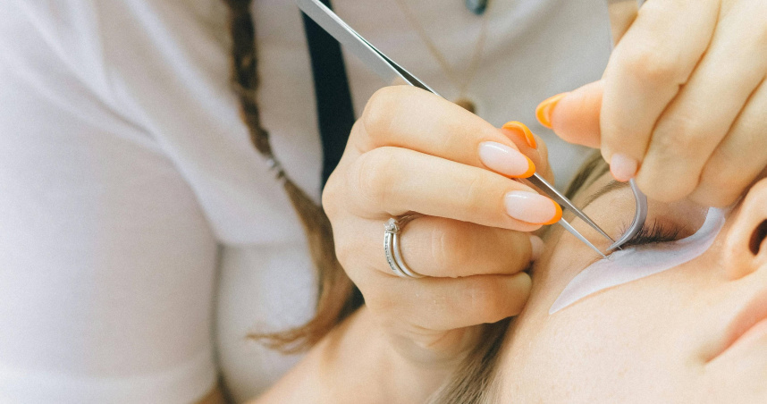 美睫店拒接「40歲以上長輩」網氣炸　業者：技術考量