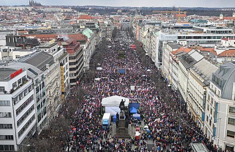 快新聞／捷克首都布拉格爆發示威    數千人抗議政府「高通膨導致貧窮」