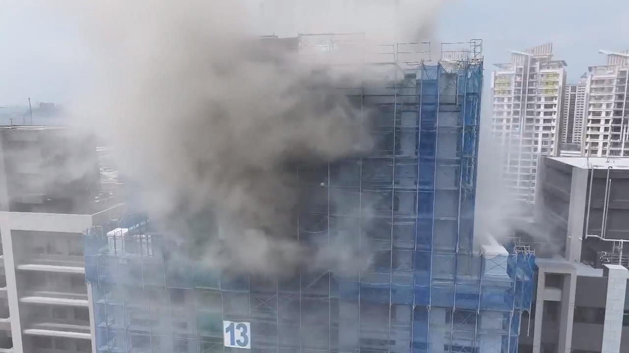 濃煙直竄！新北蘆洲17樓建案火警　5工人驚險脫困　火勢40分鐘內控制住