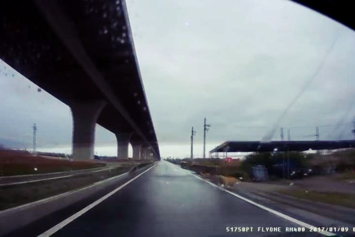 為閃避路邊竄出狗 車才剛買就失控撞翻